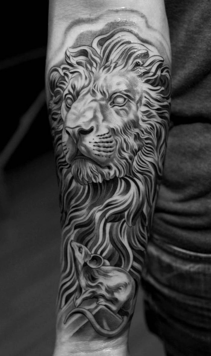 großes schwarz-graues tattoo löwe am unterarm, löwe mit maus, tattoo-motive für männer