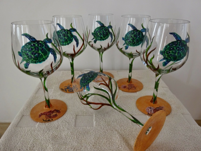 sechs Gläser mit maritimen Deko, Meeresschildkröten und Algen, Glas malen