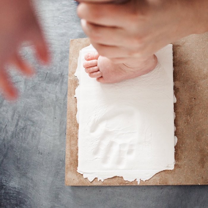 DIY Fußabdruck in Modelliermasse, Deko für Babyzimmer selber machen, Anleitung Schritt für Schritt 