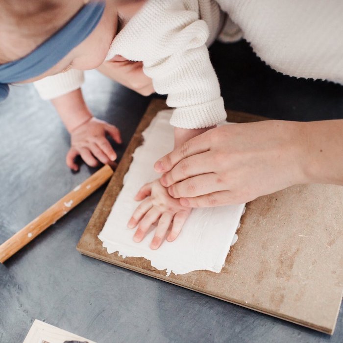 DIY Handabdruck aus Modelliermasse, coole DIY Idee für Mama und Baby, Deko für Babyzimmer 