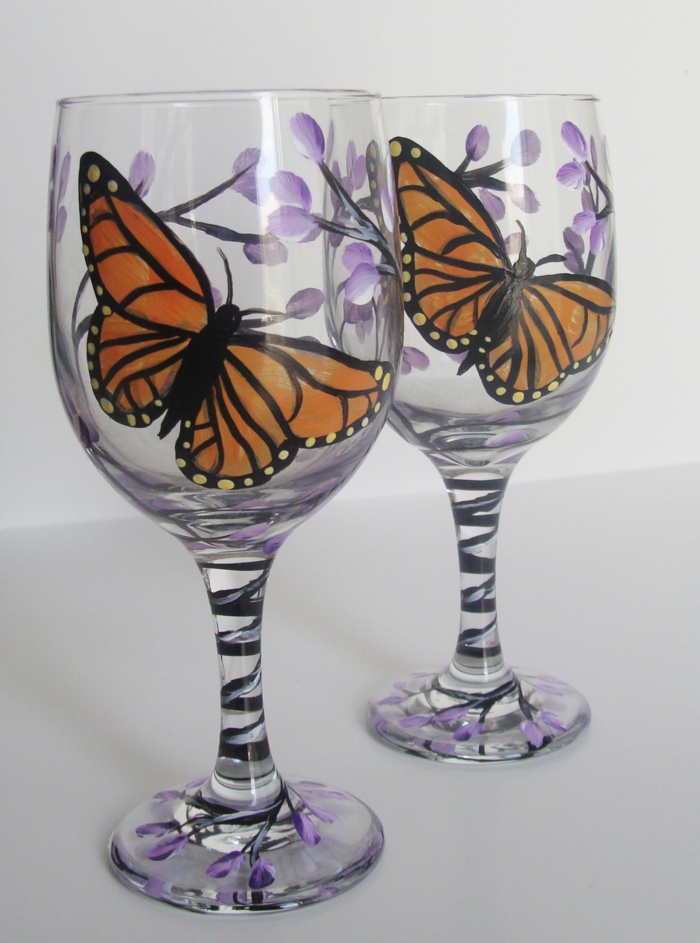 zwei Schmetterlinge und lila Blüten, kleine Stengel, Glas malen zur Hochzeit