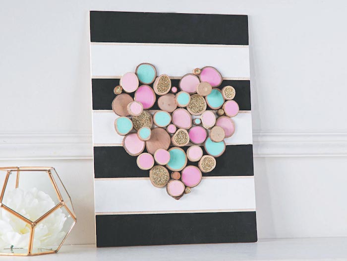 Herz aus kleinen Holzstücken selber machen, mit Farbe und Glitzer verzieren, Hochzeitsgeschenk Idee