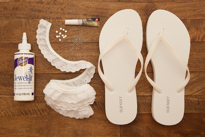 Lustige Idee für Hochzeitsgeschenk, weiße Flipflops mit Spitze und Perlen verzieren