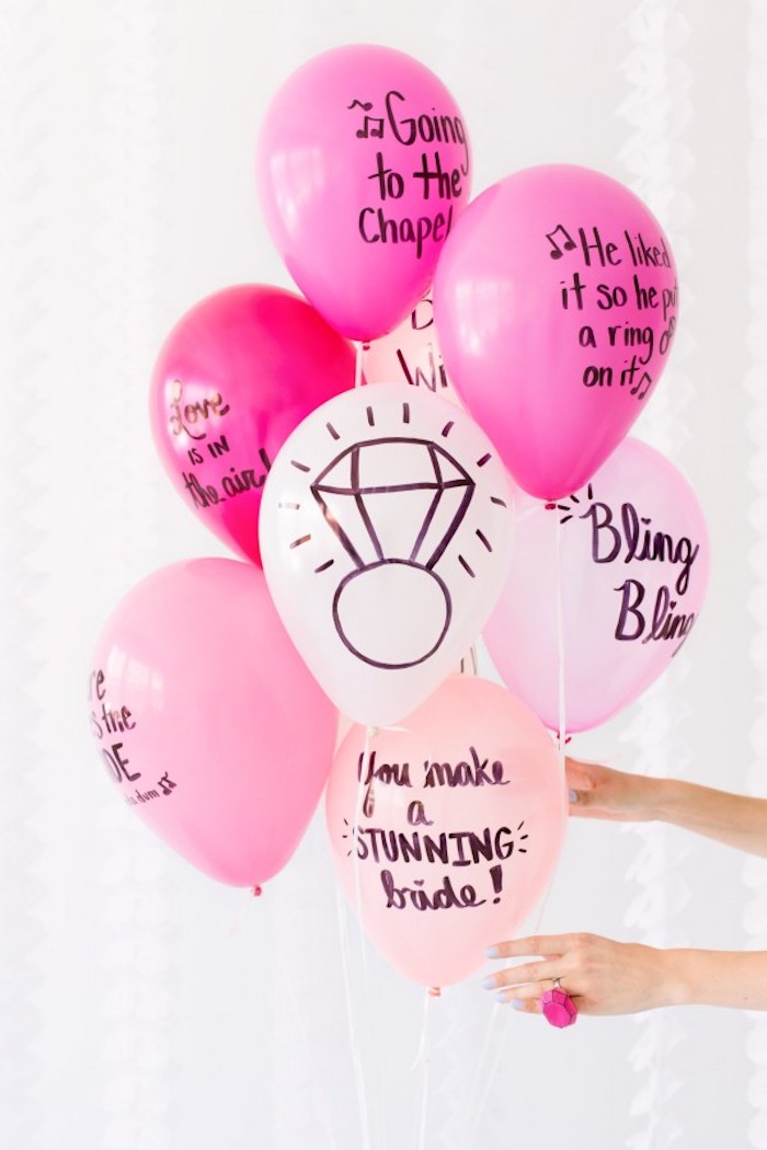 Rosa und weiße Ballons mit schwarzem Permanentmarker beschriften, Überraschung für die Braut