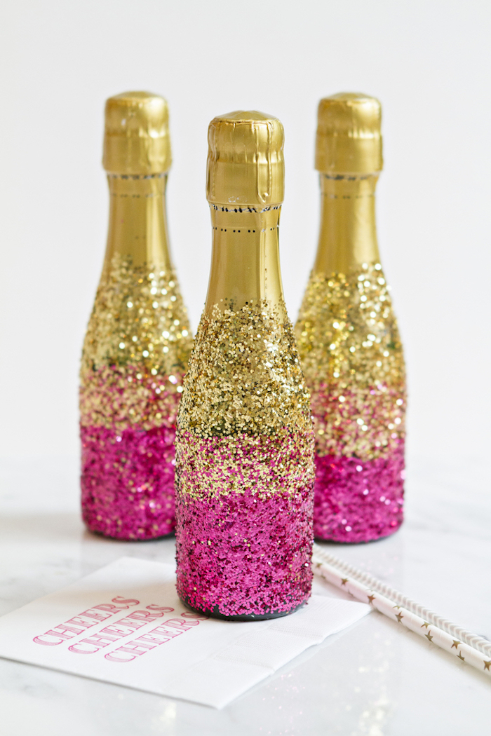 selbstgemachte, hochzeitsgeschenke, Champagner Flaschen mit rosa und goldenem Glitzer verzieren, DIY Hochzeitsgeschenk