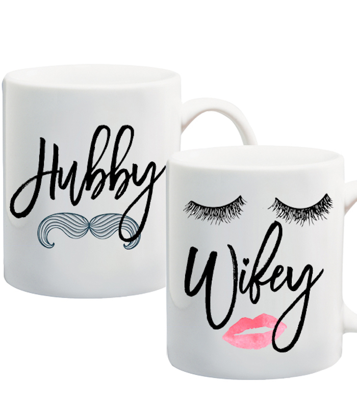 Weiße Tassen für die Braut und den Bräutigam, mit Aufschriften Hubby und Wifey
