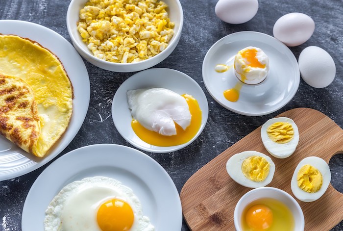 kalorienarmes frühstück, viele weiße teller mit eiern, omelette selber machen, gekochte eier