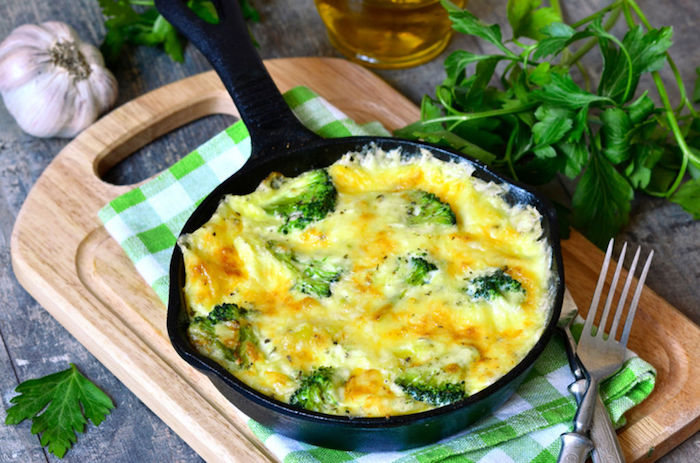 kalorienarmes frühstück, pfanne, omelette mit brokkoli selber machen, petersilie, rezepte mit eiern
