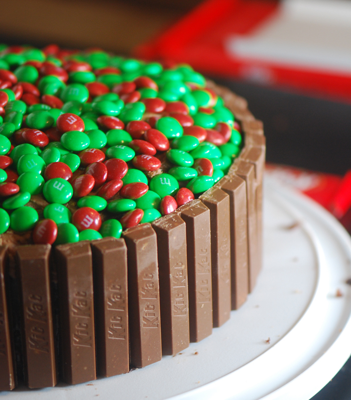 kinderriegel kuchen, torte mit kit kat und m and m bonbons in rot und grün
