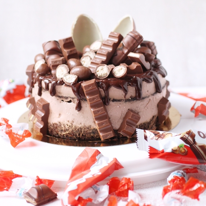 kinderriegel kuchen mit schokolade sahne, kinderschokolade und schokoladeneier
