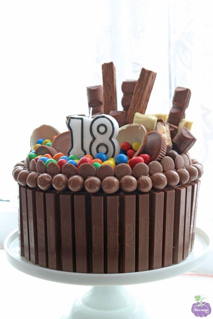 kinderriegel kuchen dekoriert mit bonbons, schokoladeneier und süßigkeiten, rote zum geburtstag