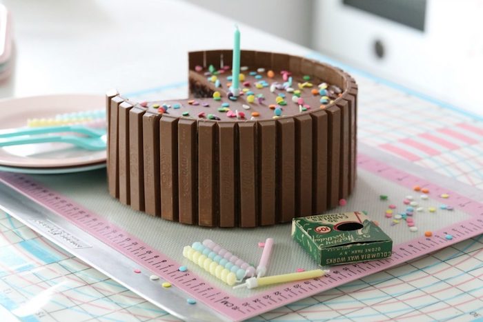 kinderriegeltorte selber machen, torte mit tortenboden aus schokolade dekoriert mit kit kat und zuckerperlen