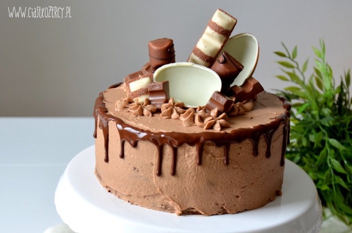 kinderschokoladen torte backen, schokoladentorte dekoriert mit sahne und süßigkeiten