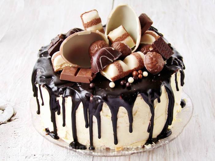 kinderschokoladen torte machen, weiße sahne, schwarzer schokolade, süßigkeiten