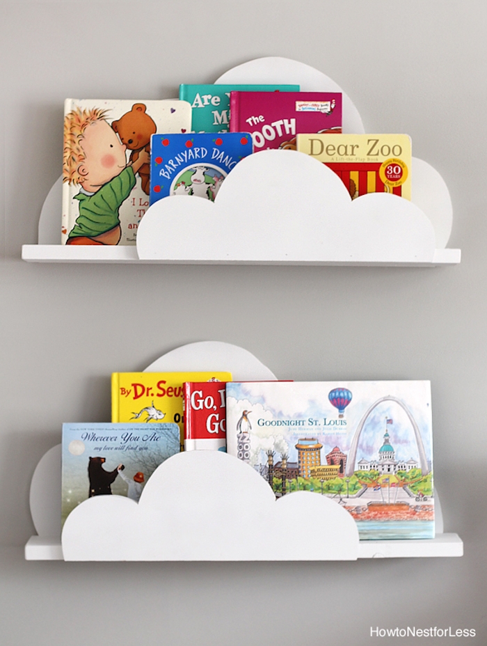 Weiße Holzregale als Wolken, viele Kinderbücher, Deko Ideen fürs Babyzimmer