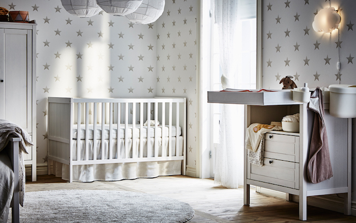 Babyzimmer Einrichtung, weiße Tapeten mit Sternchen, weiße Möbel