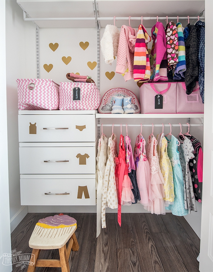 Kleiderschrank im Babyzimmer, goldene Aufkleber, bunte Kinderkleider, Cupcake Hocker