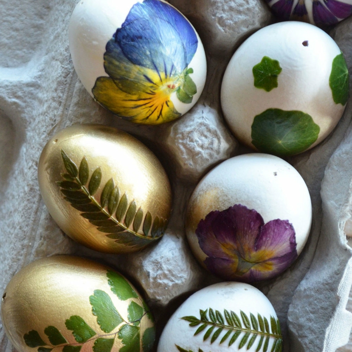 Ostereier natürlich färben,mit kleinen Blümchen und Blättern dekorieren