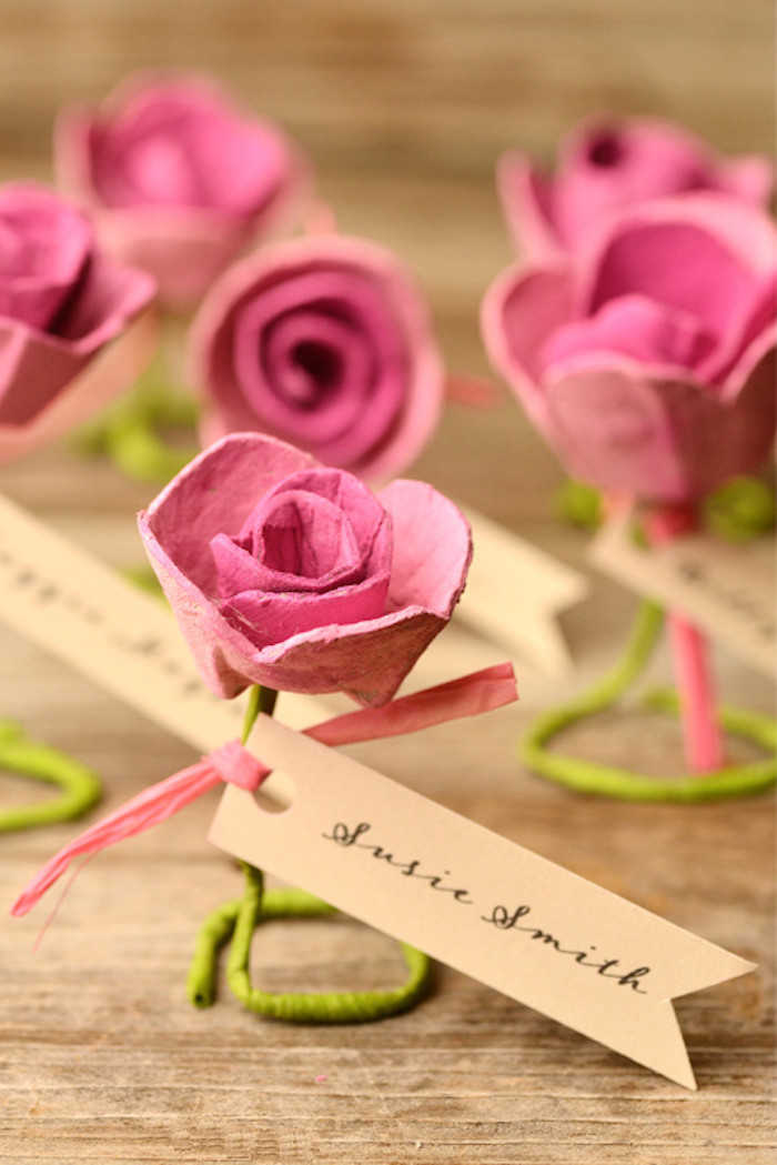 Rosafarbene Rosen aus Papier mit kleinen Karten, schöne Geschenkidee zu Muttertag