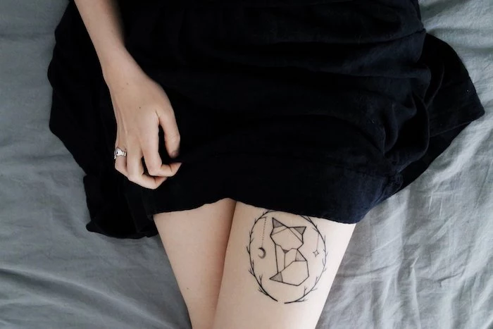 kleine tattoos mit bedeutung, silberner ring am ringfinger, geometrisches tattoo am bein