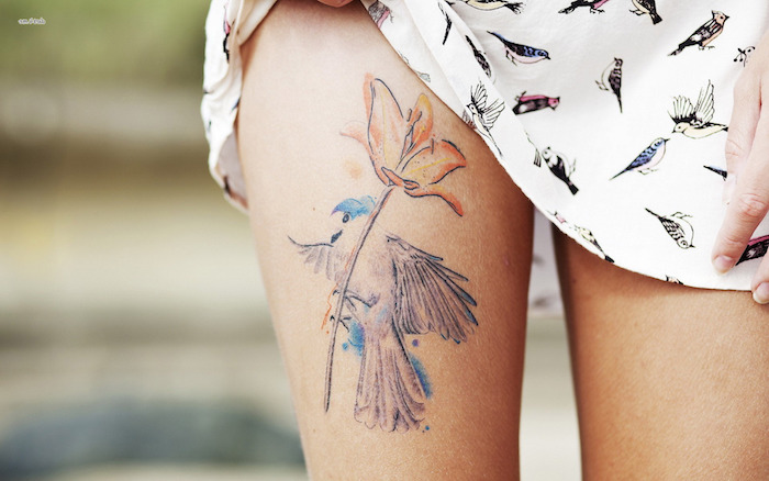 kleine tattoos mit bedeutung, weißes kleid mit vogel-motiv, wasserfarben, orange blume