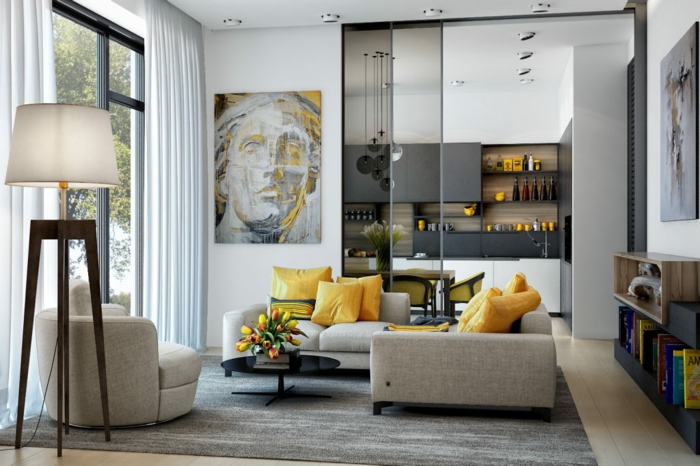 ein graues Sofa mit gelben Kissen, eine ausgefallene Stehlampe, Wohnzimmer gestalten