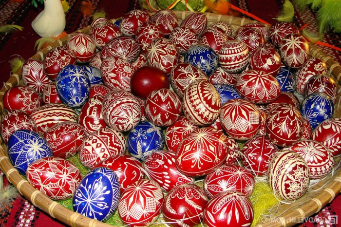 blaue und rote Ostereierfarbe, mit weißen orientalischen Motiven dekoriert