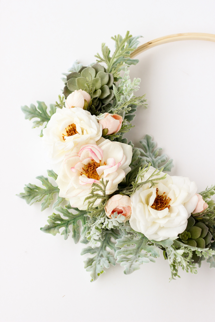Blumenkranz für die Haustür, mit weißen Rosen, mit echten Blumen arbeiten, DIY Idee für Frühlingsdeko