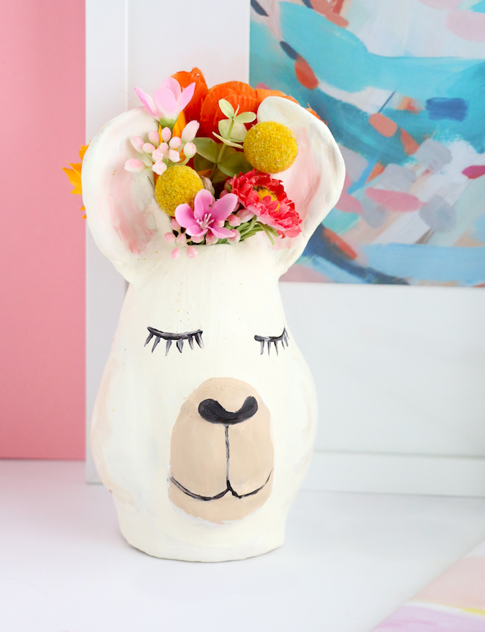 Kreative DIY Idee, Vase als Lama, bunte Blumen, Dekoration für Wohnzimmer