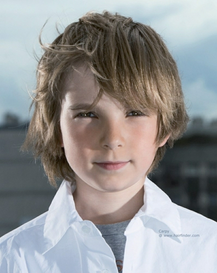 ein Junge mit langem blondem Haar, lässige Frisur, Kinderhaarschnitt