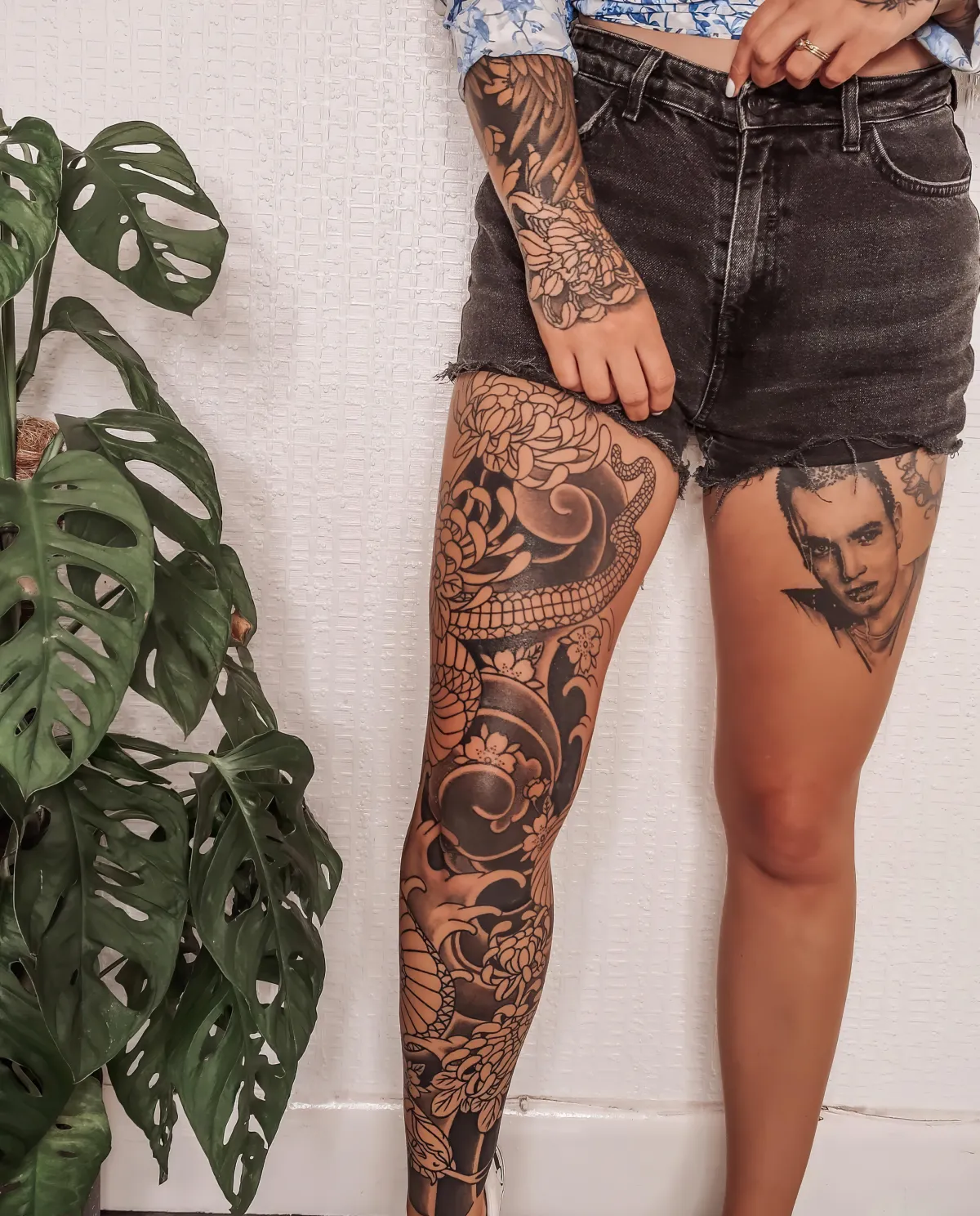 leg sleeve mandala gesicht tattoo am oberschenkel