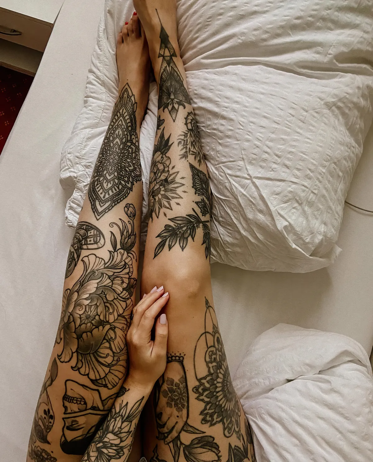 leg sleeve tattoo frau mandala motiv mit blumen