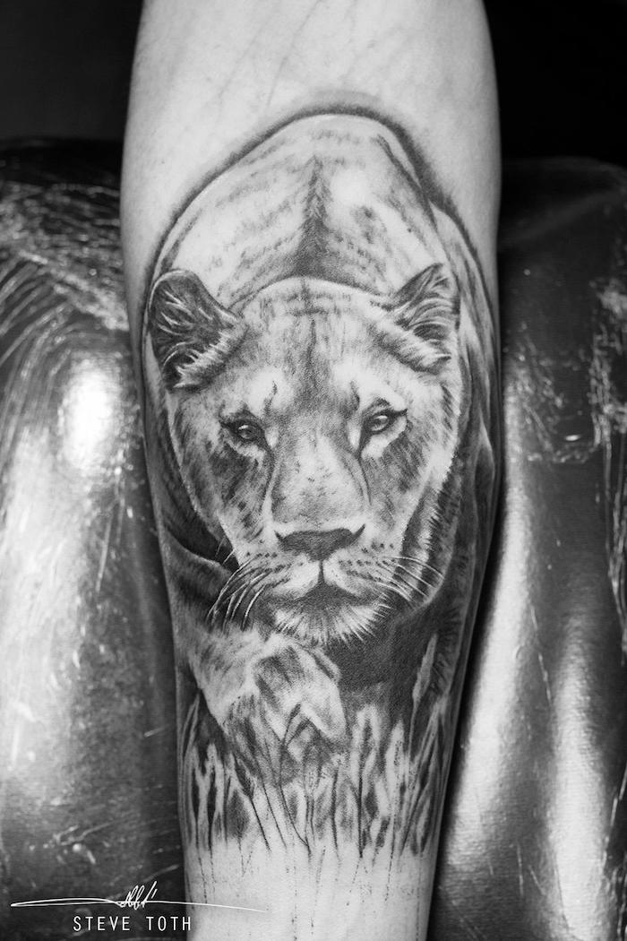 löwe bedeutung, große schwarz-graue tätowierung mit löwin-motiv, arm tattoo