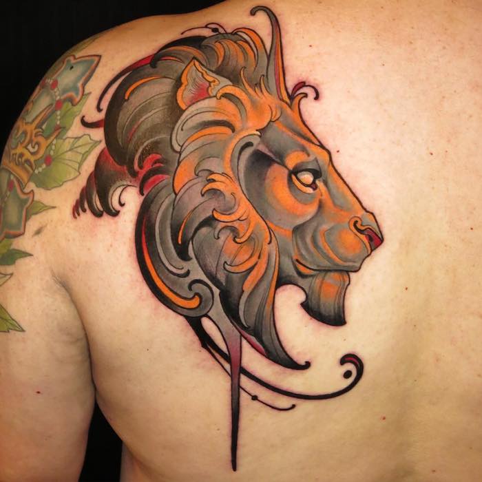 farbiges löwenkopf tattoo am rücken, große tötowierung mit löwen-motiv, mann