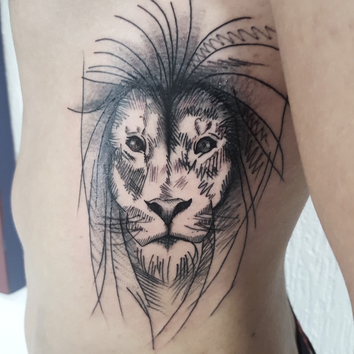 mann mit löwenkopf tattoo an der körperseite, tätowierung mit löwen-motiv