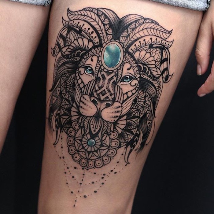 löwenkopf tattoo mit mandala motiven, löwe mit blauen kristallen, oberschenkel tattoo