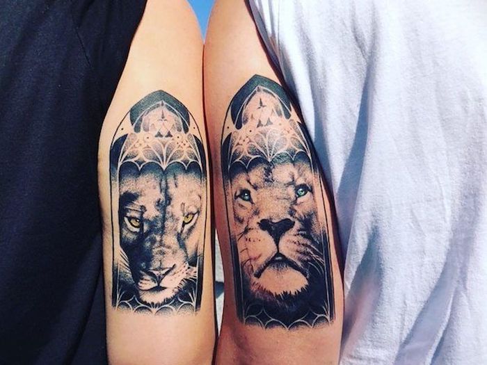 löwe tattoo am oberarm, tattoo-motive für paare, löwe und löwin, schwarz-graue tätowierungen