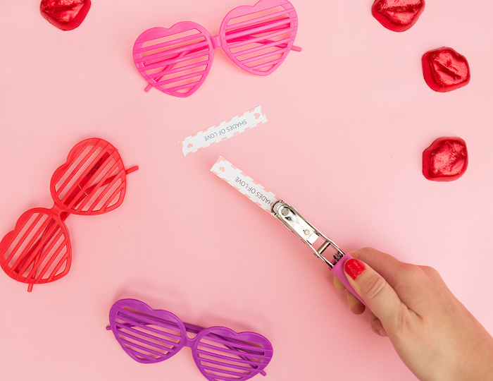 Rosarote Herz-Brillen mit personalisierten Botschaften, originelles Hochzeitsgeschenk