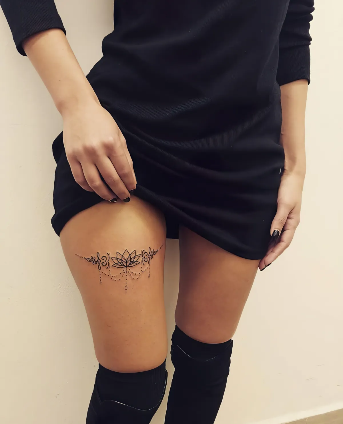 mandala tattoo am oberschenkel lotus blume