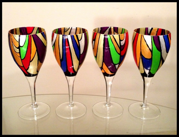 vier bunte Gläser, verschiedene bunte Flecken formen bildschöne Kombination, Acrylfarbe auf Glas