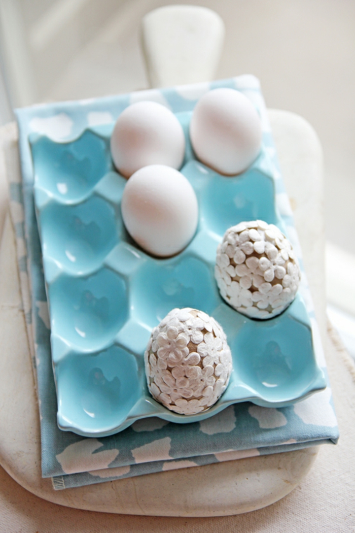 weiße Eier in Eierkarton mit kleinen Blümchen Eier anmalen und trocknen lassen