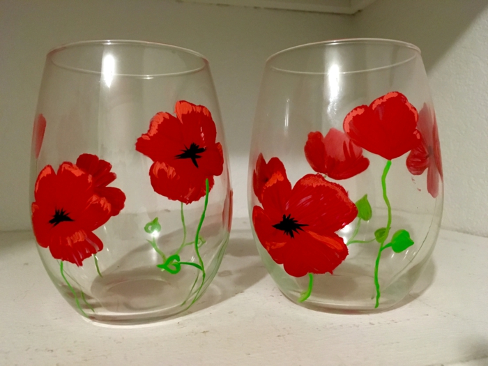 viele Mohnen auf zwei Gläsern, rote Schönheit, Acrylfarbe auf Glas, Gläser zum Wassertrinken