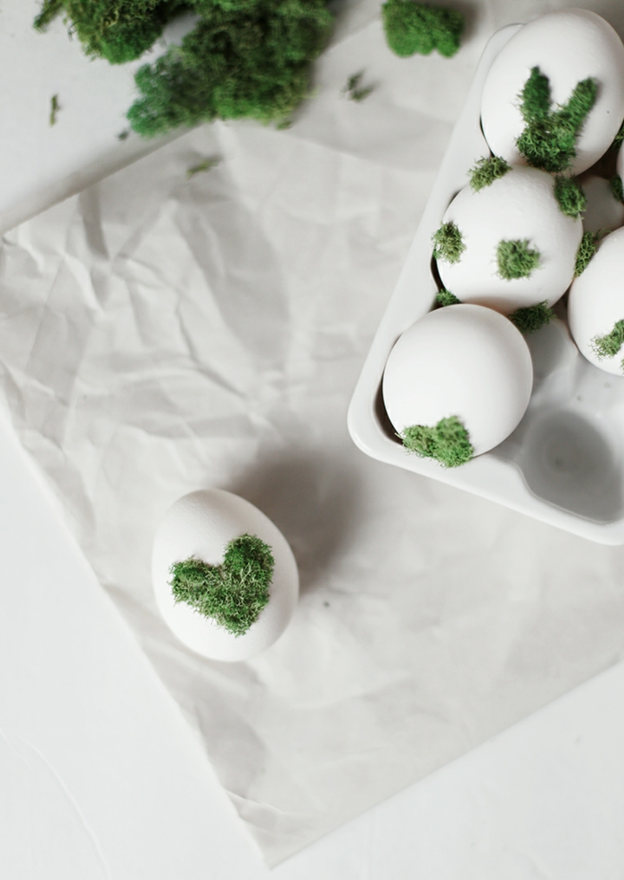 Eier anmalen, ein liebesvolles Design, Herzchen mit Moos auf Ei bemalt