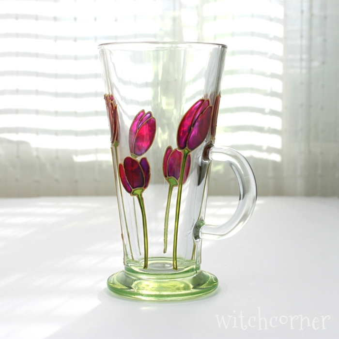 rosa Tulpen, eine niederländische Dekoration auf Vase bemalen, ganz modern
