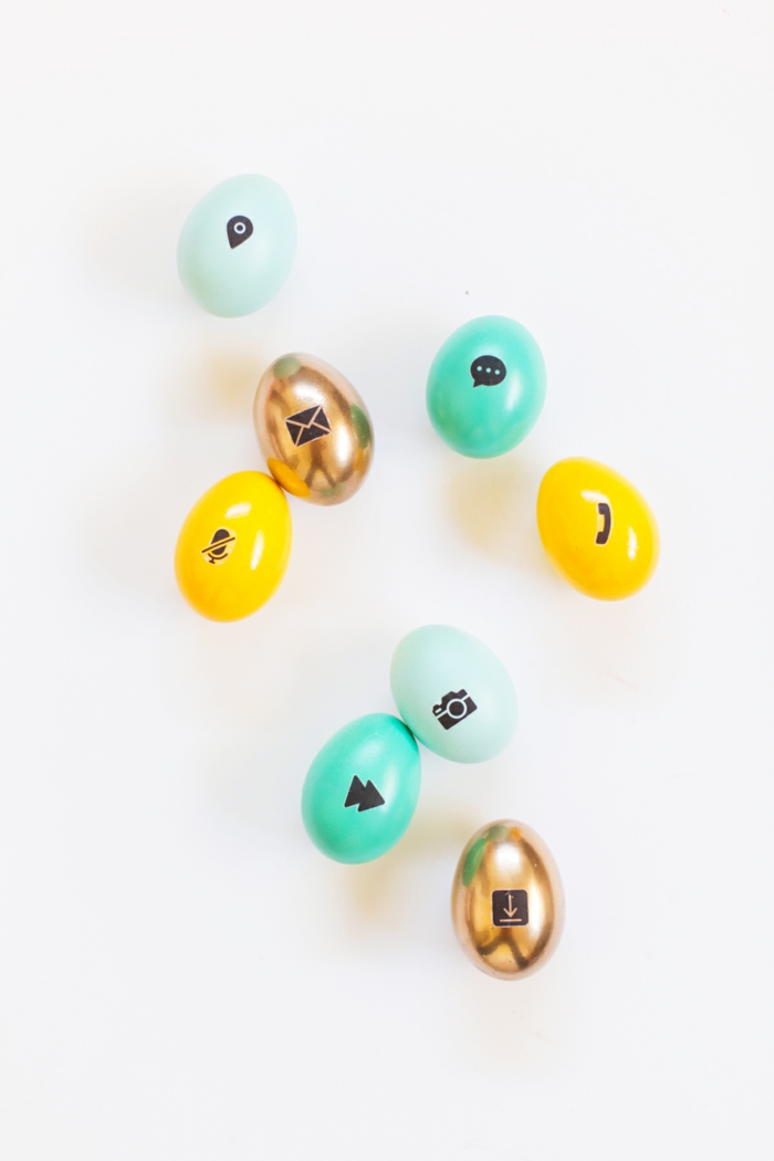 acht Eier in Gruppen von zwei Farben mit verschiedenen Aufkleber, Ostereier bemalen Vorlagen