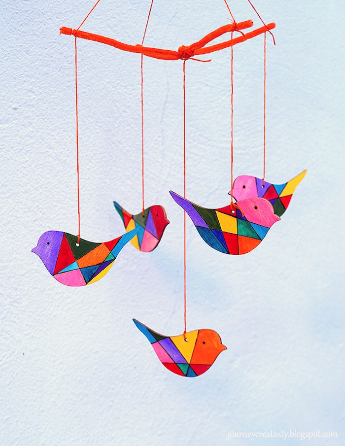 DIY bunte Mobile aus Holz in Form von Vögelchen, Babyzimmer Deko selber machen mit Anleitung 