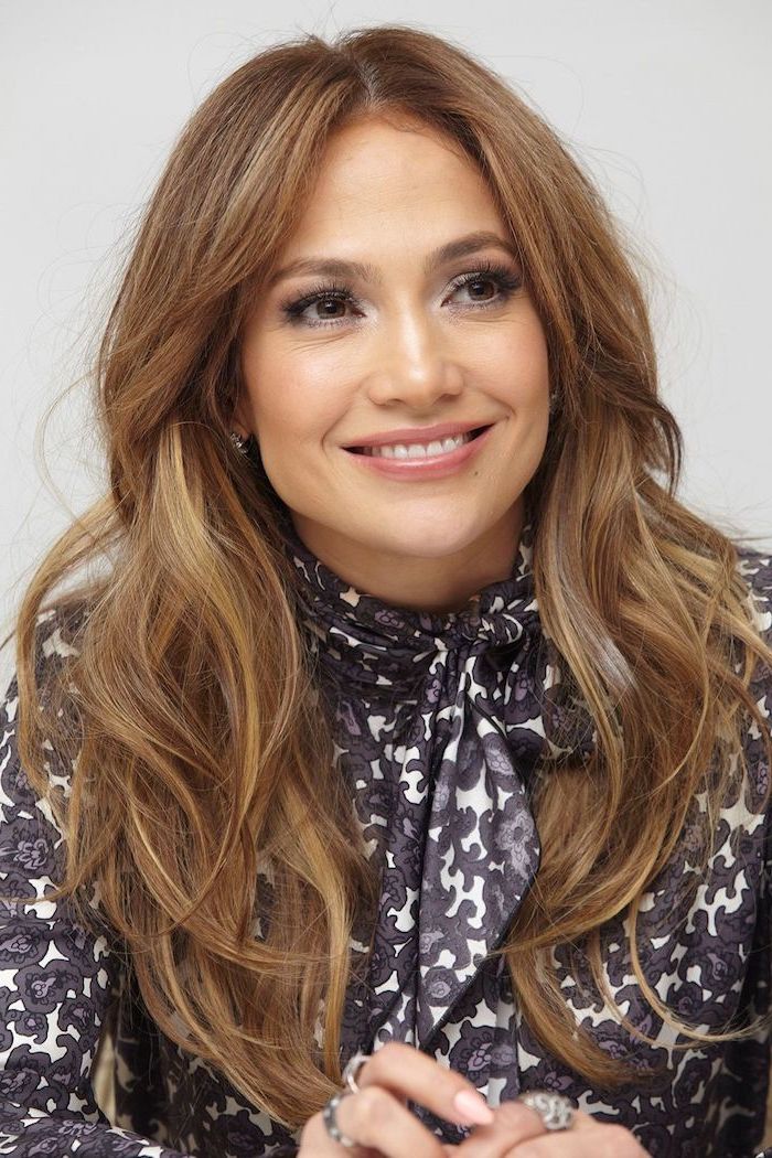 Jennifer Lopez Balayage Frisur, braune Haare mit blonden Strähnen, leichtes Tages Make-up