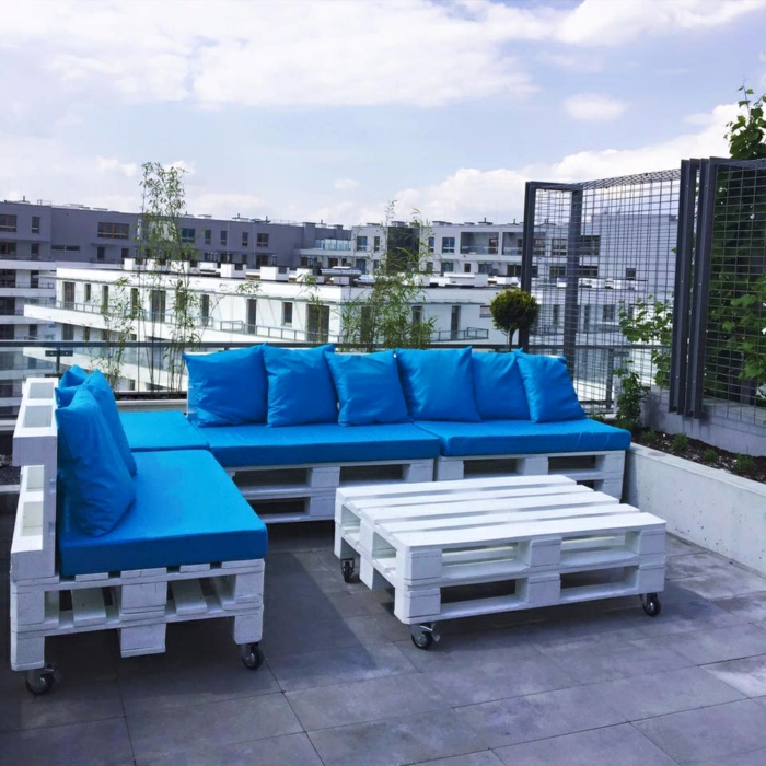 terrassen deko ideen und möbel zum entlehnen, blaues design, palettenmöbel, rollmöbel