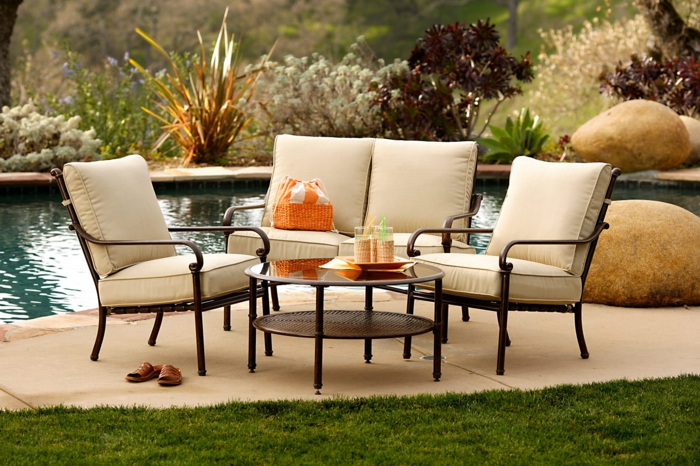 schöne terrassen deko ideen zum entlehnen, stühle, sessel, am pool sitzen, kaffee genießen
