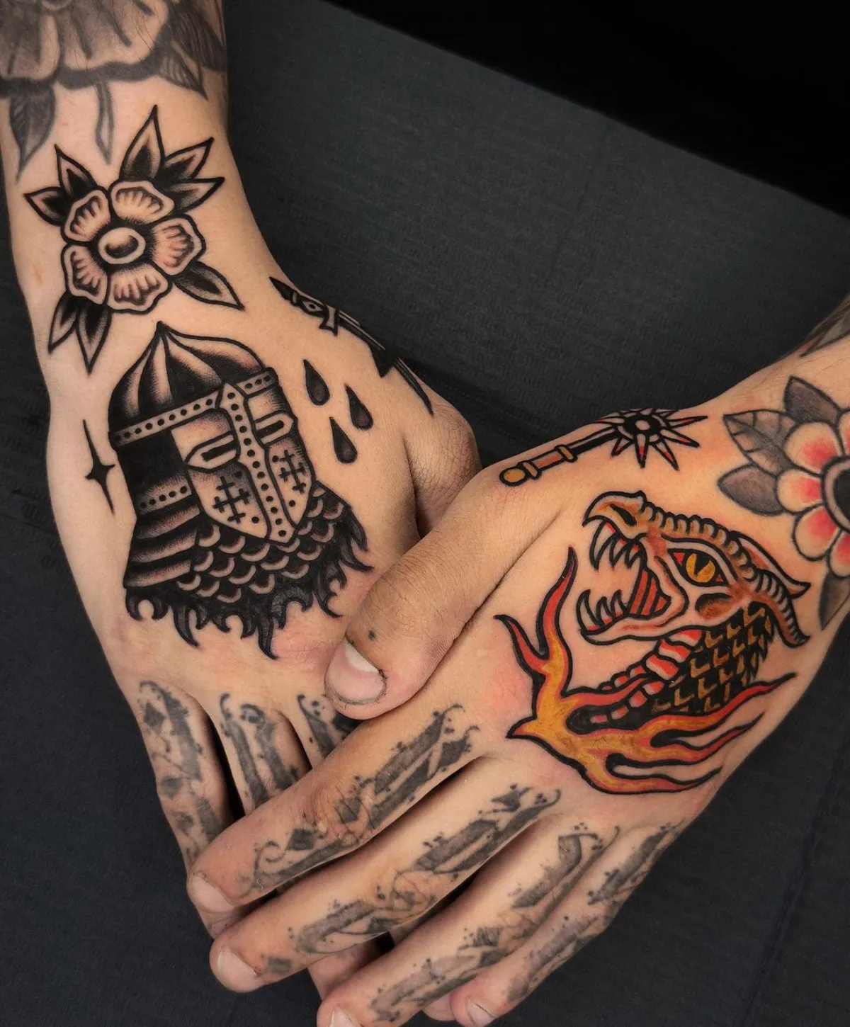 mythologische tattoo motive an beiden händen und fingern